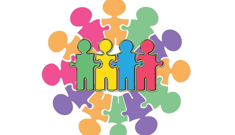 Bunte Puzzleteile in menschlicher Silhouette