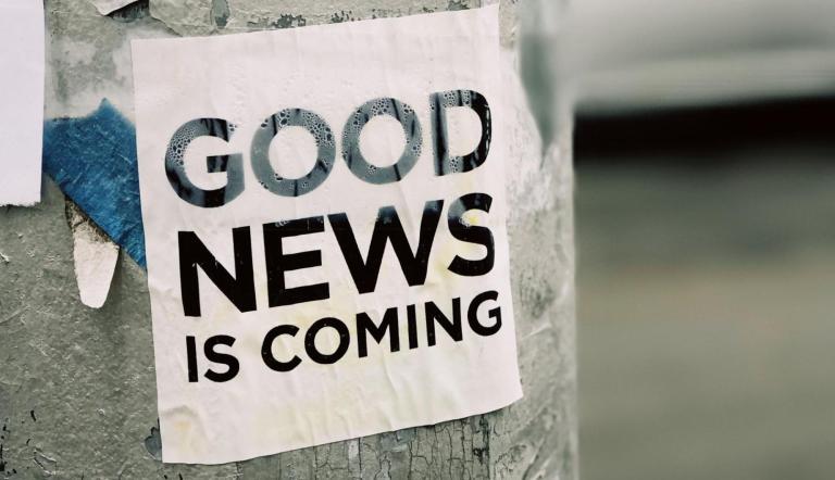 Schild mit der Aufschrift 'Good news is coming'