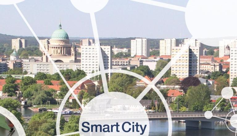 Das Bild ist eine Montage aus einem Foto von Potsdams Silhouette mit der Nikolaikirche im Zentrum des Bildes, und einer darüber gelegten Grafik aus einem Netz miteinander verbundener Kreise. In einem Kreis ist ein Foto des Potsdam Labs im Bildungsforum Potsdam zu sehen.