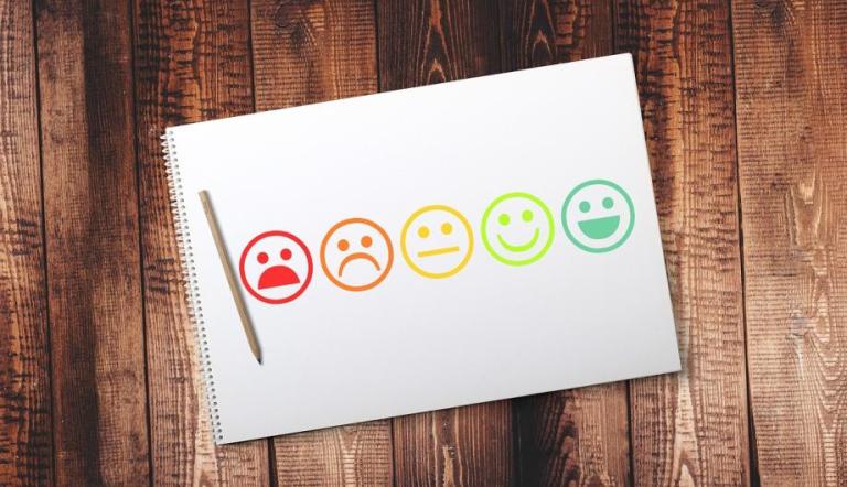 bunte Smileys symbolisieren die Möglichkeit seine Meinung durch ankreuzen auszudrücken