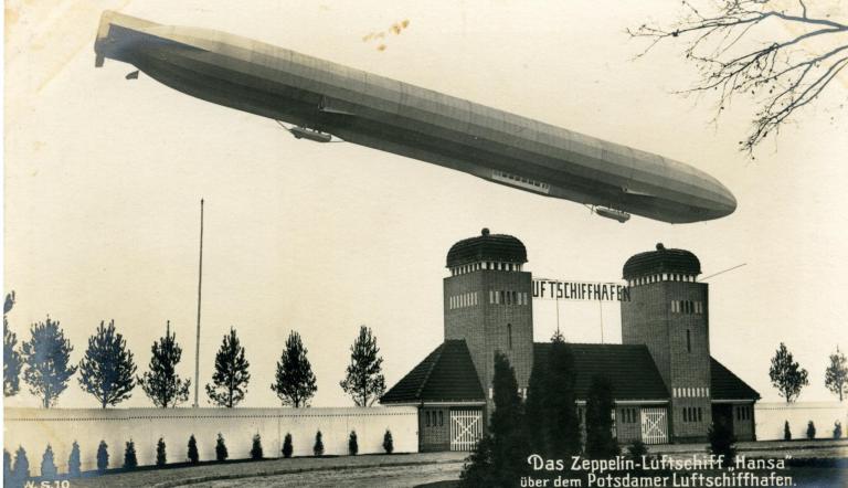 Das Zeppelin-Luftschiff "Hansa" über dem Potsdamer Luftschiffhafen (um 1913),