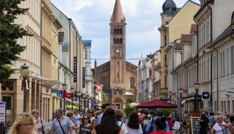 Brandenburger Straße mit der Kirche St.Peter und Paul