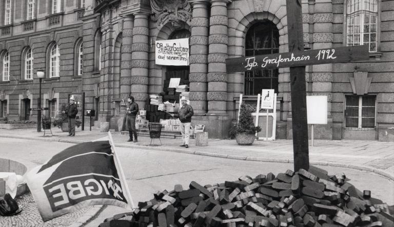 Lausitzer Kohlekumpels verbarrikadieren den Eingang zum Rathaus, 1993 - Lausitz coal miners barricade the entrance to the town hall, 1993 (©