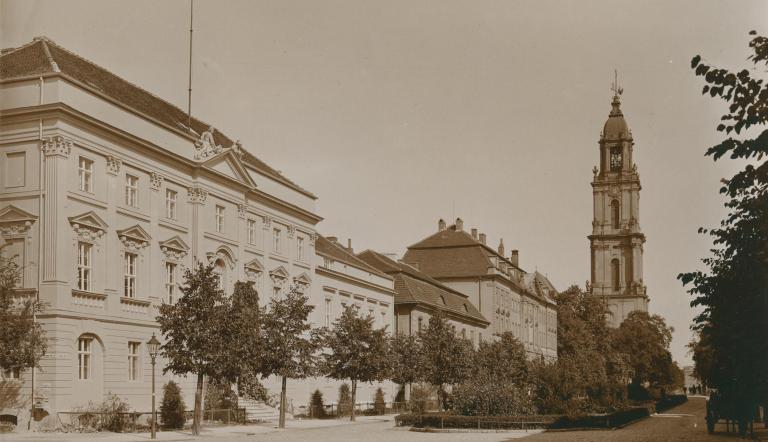 Blick in die Breite Straße Richtung Garnisonkirche um 1912 (Unbekannter Fotograf, Potsdam Museum) Das Bild zeigt ein historisches Foto der Breiten Straße in Richtung Garnisonkirche um 1912. (Unbekannter Fotograf, Potsdam Museum)
