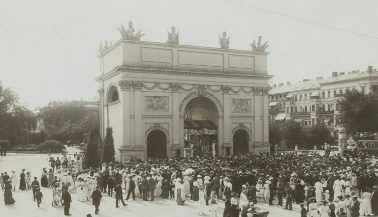 Historische Aufnahme des Brandenburger Tors mit dem Luisenplatz.