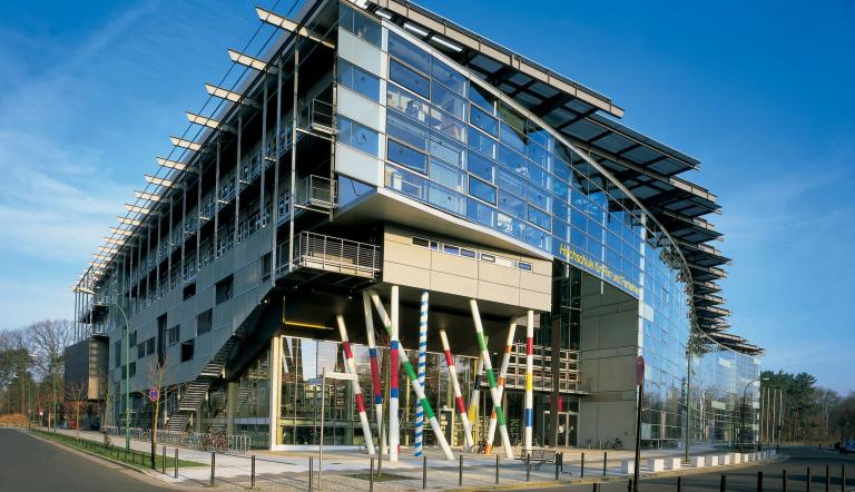 Das im Jahr 2000 eröffnete Gebäude der heutigen Filmuniversität Babelsberg KONRAD WOLF, 2003 - The building of the Film University Babelsberg KONRAD WOLF opened in 2000, 2003 (© Landeshauptstadt Potsdam,