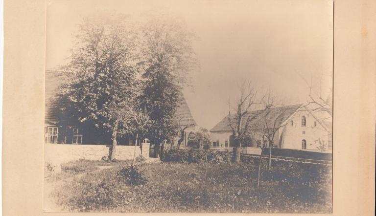 Das Bild zeigt das alte Pfarrhaus in Fahrland vor 1884.