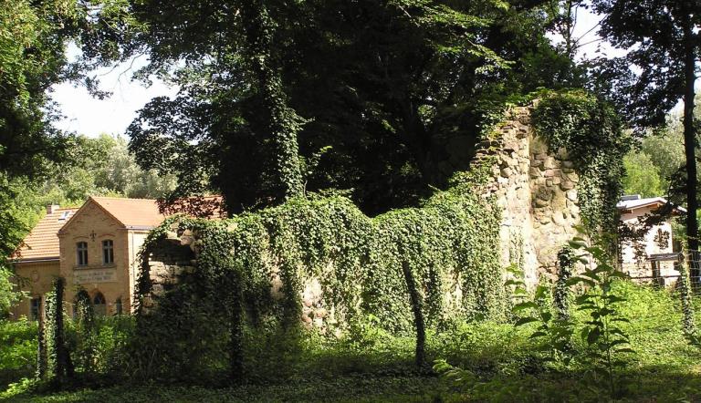 Gutspark mit Staffagebau und ehemaligem Gutskindergarten