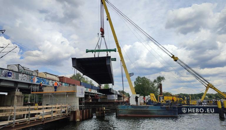 Einbau der Stahlüberbau-Teile für die Rad- und Fußwegbrücke über den Großen Zernsee. Foto: Landeshauptstadt Potsdam/ Robert Schnabel