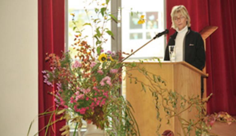 Herr Jörn-Michael Westphal überreicht den "Sonderpreis Nachbarschaft" der PRO POTSDAM an die Schule der Künste InteGrazia.(© Peter Frenkel)