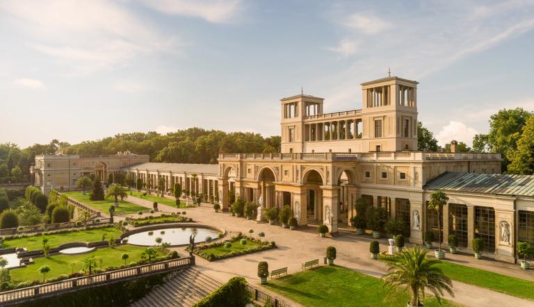 Das Bild zeigt das Orangerieschloss im Park Sanssouci.