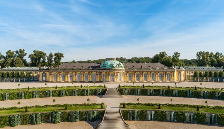 Das Bild zeigt das Schloss Sanssouci - Teil des Potsdamer UNESCO-Welterbes.