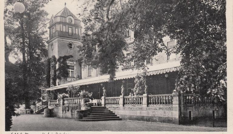 Die Postkarte zeigt das Schloss Marquardt um 1935. Zu dieser Zeit war es ein beliebtes Ausflugslokal.