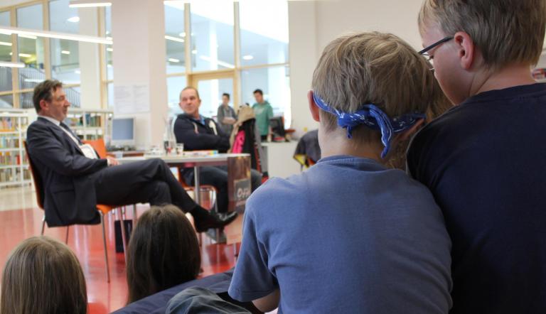 Oberbürgermeister berichtete aus Anlass der Interkulturellen Woche Grundschülern aus seinem Tagesablauf und las aus einem Kinderbuch von Benno Pludra vor. Oberbürgermeister berichtete aus Anlass der Interkulturellen Woche Grundschülern aus seinem Tagesablauf und las aus einem Kinderbuch von Benno Pludra vor.