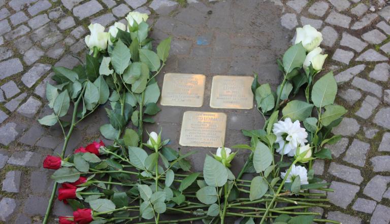 Stolpersteine und Blumen für Familie Lehmann