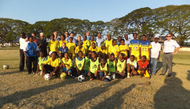 Treffen auf dem Mnazi Mmoja Ground mit Spielerinnen der Soccer Queens of Zanzibar und zwei Spielerinnen von Turbine Potsdam vor dem gemeinsamen Training. Foto: Landeshauptstadt Potsdam, Steffen Tervooren