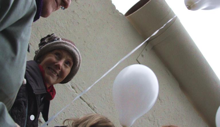 An dem erhaltenen Mauerstück ließen Berliner und Potsdamer weiße Luftballons aufsteigen. Foto: Landeshauptstadt Potsdam, Christine Weber