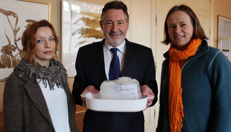 Solveig Schirmer, Jann Jakobs und Geertje Jacob mit Eisskulptur. Foto Stefan Schulz Solveig Schirmer, Jann Jakobs und Geertje Jacob mit Eisskulptur