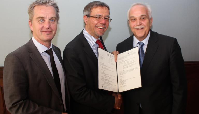 Stefan Frerichs, Burkhard Exner und Friedrich W. Winskowski bei der Übergabe. Foto Landeshauptstadt Potsdam/ Markus Klier Stefan Frerichs, Burkhard Exner und Friedrich W. Winskowski bei der Übergabe