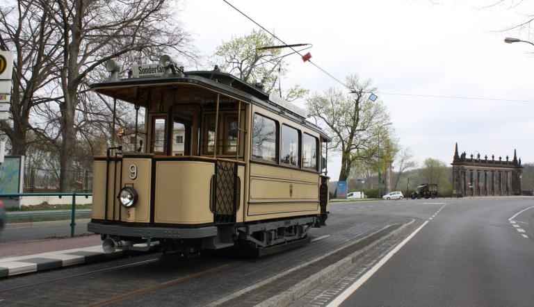 Der historische Motorwagen Nummer 9 ist Potsdams erste elektrische Straßenbahn