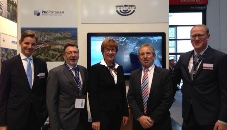 Gemeinsam für Potsdam auf der Expo Real in München (v.l.): Dr. Steffen Kamradt, Geschäftsführer ZukunftsAgentur Brandenburg, Oberbürgermeister Jann Jakobs, Infrastrukturministerin Kathrin Schneider sowie die ProPotsdam-Geschäftsführer Horst Müller-Zinsius und Bert Nicke. Gemeinsam für Potsdam auf der Expo Real in München (v.l.): Dr. Steffen Kamradt, Geschäftsführer ZukunftsAgentur Brandenburg, Oberbürgermeister Jann Jakobs, Infrastrukturministerin Kathrin Schneider sowie die ProPotsdam-Geschäftsführer Horst Müller-Zinsius und Bert Nicke.