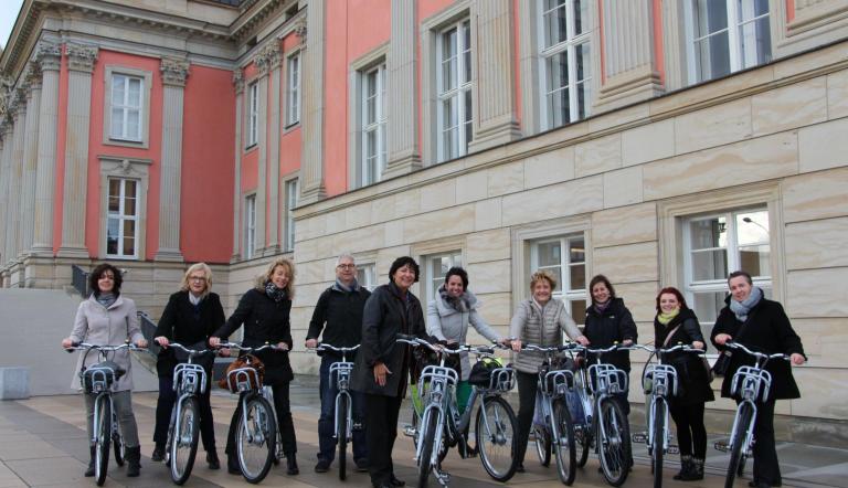 Die Tagungsteilnehmer machen auf ihrer Radtour Halt vor dem Landtagsschloss