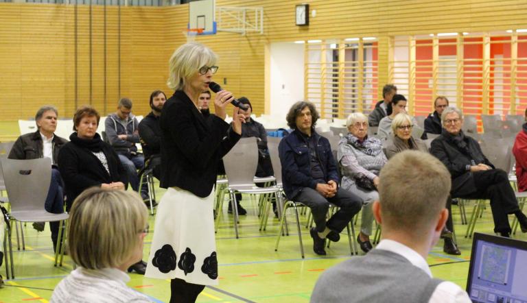 Eine der über 25 Anwohnerversammlungen zum Thema Flüchtlingsunterkünfte, hier in der Turnhalle der Grundschule im Bornstedter Feld