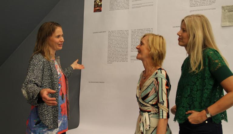 Im Das Foto zeigt die Gastkünstlerin Amy Howden-Chapman im Gespräch mit Dr. Birgit-Katharine Seemann und Margret Boysen.