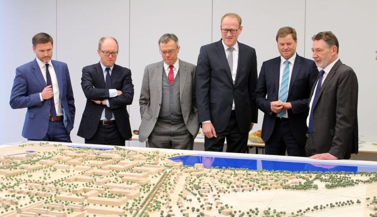 Finanzminister Christian Görke (2.v.r.), Oberbürgermeister Jann Jakobs (r.) und Michael Zahn, Vorstand der Deutsche Wohnen AG (2.v.r.), bei der Präsentation des Projektes.