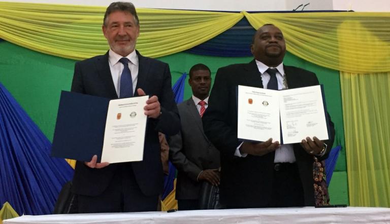 Oberbürgermeister Jann Jakobs und Khatib Abdulrahman Khatib aus Sansibar nach der Unterschrift unter den Städtepartnerschaftsvertrag. Oberbürgermeister Jann Jakobs und Khatib Abdulrahman Khatib aus Sansibar nach der Unterschrift unter den Städtepartnerschaftsvertrag.