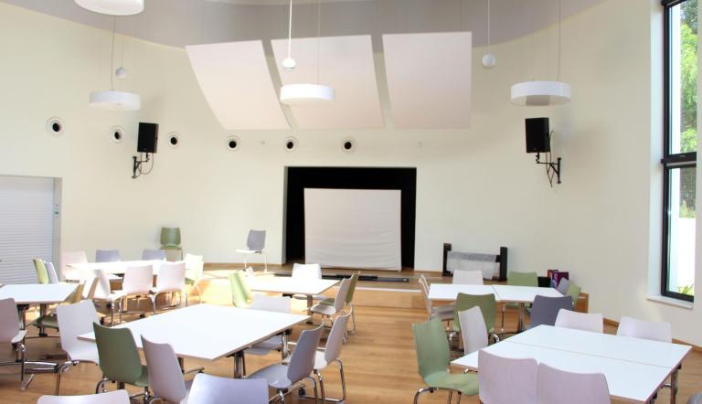 Im Neubaubereich des Humboldt-Gymnasiums befindet sich ein moderner Multifunktionsraum. Foto Landeshauptstadt Potsdam/ Markus Klier Im Neubaubereich des Humboldt-Gymnasiums befindet sich ein moderner Multifunktionsraum