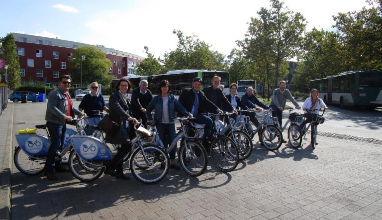 Unterwegs mit dem Rad: Der Baubeigeordneter Bernd Rubelt und die Mitglieder der Arbeitsgemeischaft Bau im Städtebund auf Stadtrundfahrt durch Potsdam. Unterwegs mit dem Rad: Der Baubeigeordnete Bernd Rubelt und die Mitglieder der Arbeitsgemeischaft Bau im Städtebund auf Stadtrundfahrt durch Potsdam.
