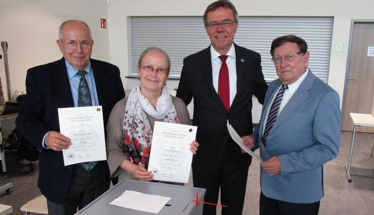 Bürgermeister Burkhard Exner (2.v.r.) bei der Auszeichnung der Wahlhelfer (v.l.): Heinz Wilczek (12 Mal Wahlhelfer), Martina Pech (13 Mal) und Dieter Pein (9 Mal).