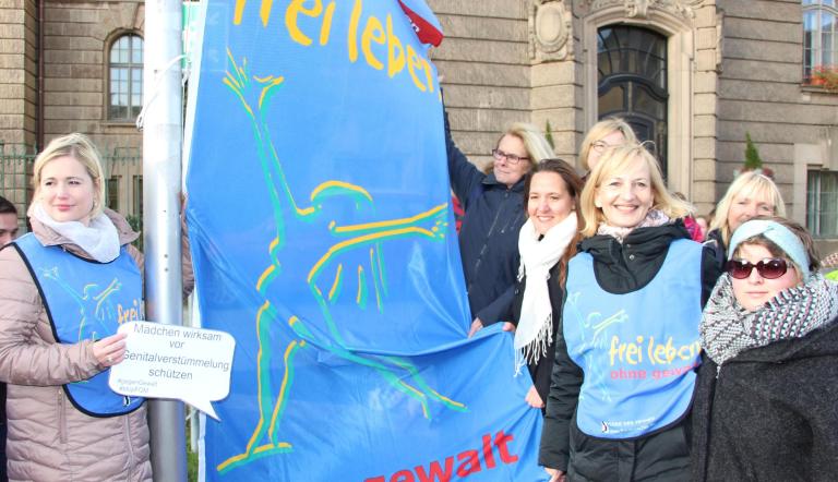  Martina Trauth-Koschnick hat am Montag gemeinsam mit den Mitgliedern des städtischen Arbeitskreises Opferschutz die Flagge zum Internationalen Tag gegen Gewalt an Frauen gehisst