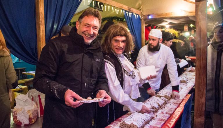 Oberbürgermeister Jann Jakobs eröffnet mit dem traditionellen Stollenanschnitt den Potsdamer Weihnachtsmarkt. Oberbürgermeister Jann Jakobs eröffnet mit dem traditionellen Stollenanschnitt den Potsdamer Weihnachtsmarkt.