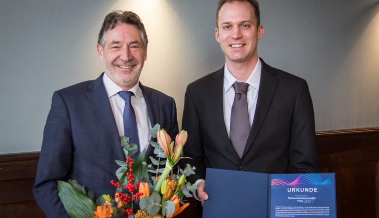 Bekam im vergangenen Jahr den Preis: Dr. Felix Bröcker, mit Oberbürgermeister Jann Jakobs.