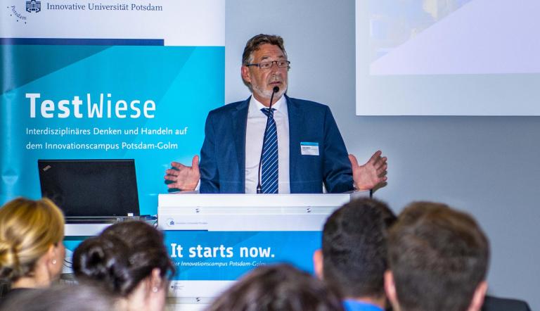 Jann Jakobs spricht beim Start des GO:UP – Innovationscampus Golm. Foto Ernst Kaczynski Jann Jakobs spricht beim Start des GO:UP – Innovationscampus Golm