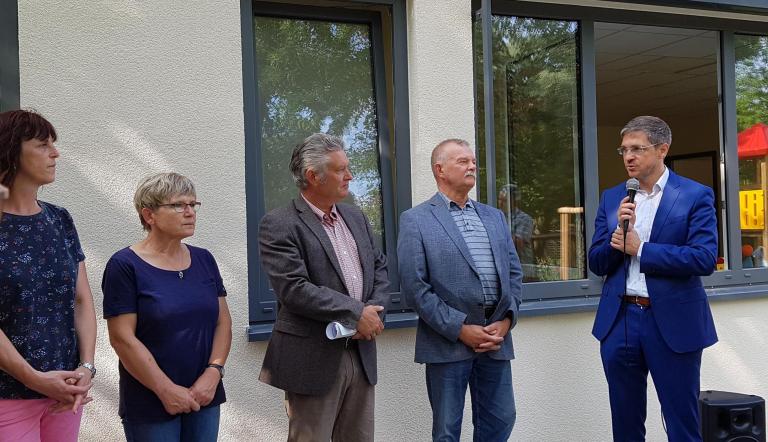  Mike Schubert begrüßte die Gäste der Veranstaltung, darunter links neben dem Beigeordneten Ortsvorsteher Claus Wartenberg und daneben Thomas Liebe vom „Treffpunkt Fahrland e. V.