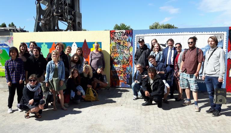 18 Jugendliche aus Potsdams Partnerstädten posierten mit dem damaligen Oberbürgermeister Jann Jakobs vor ihrem Graffiti-Projekt.