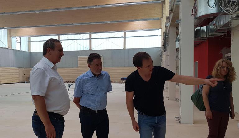 KIS-Projektleiter Andreas Ranke zeigt Besonderheiten der neuen Sporthalle in Eiche