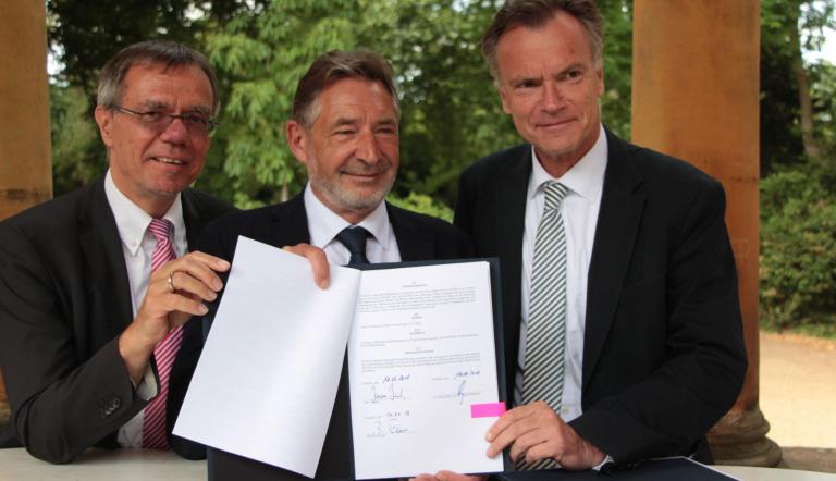 Burhard Exner, Jann Jakobs und Dr. Heinz Berg mit der unterzeichneten Vereinbarung. Foto Landeshauptstadt Potsdam/ Jan Brunzlow