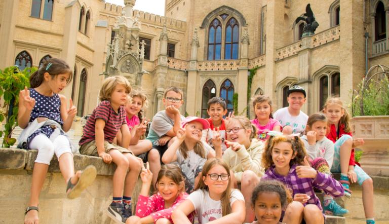 Sechszehn Kinder zwischen 7 und 12 Jahren auf Exkursion im Babelsberger Park am Schloss