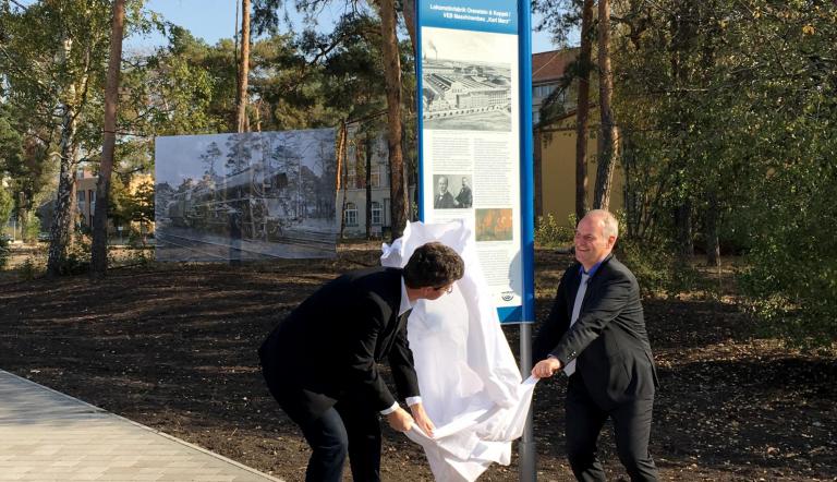 Uwe Hackmann und Bernd Rubelt enthüllen eine Informationstafel an der neu eröffneten Ahornstraße in Babelsberg