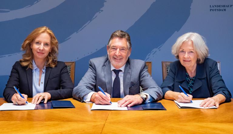 Patricia Schlesinger, Jann Jakobs und Susanne Hoffmann bei der Unterzeichnung