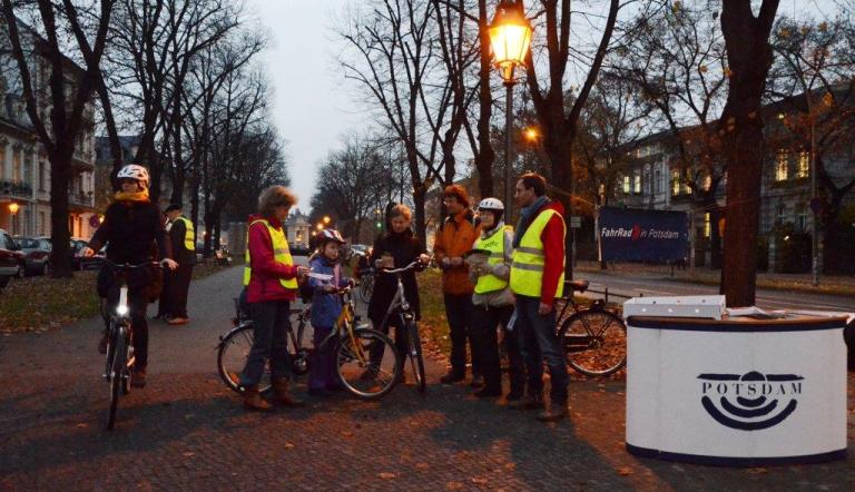 Aktion „FahrRad-Licht“ auf der Mittelpromenade der Hegelallee