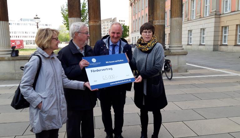 Baubeigeordneter Bernd Rubelt und Nadine Smukal von der Deutschen Stiftung Denkmalschutz, sowie die Stifter Jörg und Elisabeth Schacher bei den Ringerkolonaden (Foto: Juliane Güldner)