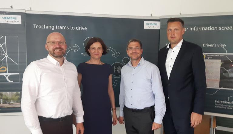 Über das Projekt „Autonomous Tram“ informierten sich Brandenburgs Digitalkoordinator, Staatssekretär Thomas Kralinski, Geschäftsführerin der Stadtwerke Potsdam GmbH und Energie und Wasser Potsdam GmbH, Sophia Eltrop, Oberbürgermeister Mike Schubert und ViP-Geschäftsführer Monty Balisch. Über das Projekt „Autonomous Tram“ informierten sich Brandenburgs Digitalkoordinator, Staatssekretär Thomas Kralinski, Geschäftsführerin der Stadtwerke Potsdam GmbH und Energie und Wasser Potsdam GmbH, Sophia Eltrop, Oberbürgermeister Mike Schubert und ViP-Geschäftsführer Monty Balisch.