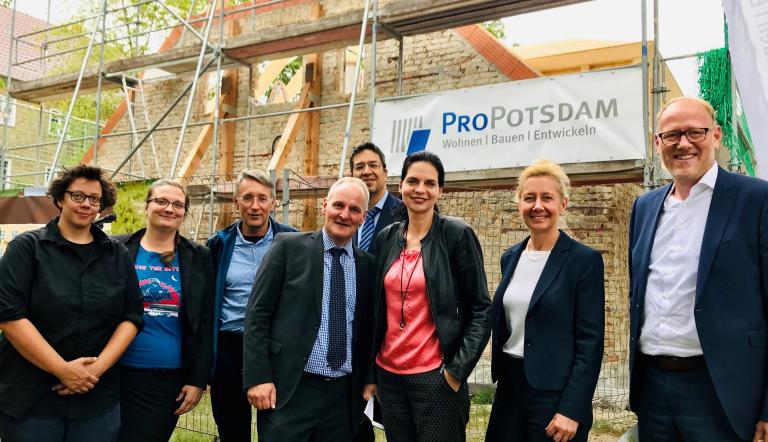 Auf dem Bild zu sehen v.l.n.r. sind Julia Schultheiss und Katharina Tietz vom Verein Interlog e.V., der Vorsitzende der Stadtverordnetenversammlung Pete Heuer, Potsdams Beigeordneter für Stadtentwicklung, Bauen, Wirtschaft und Umwelt Bernd Rubelt, ProPotsdam-Geschäftsführer Jörn-Michael Westphal, Staatssekretärin Ines Jesse, Gewoba-Geschäftsführerin Kerstin Kirsch und ProPotsdam-Geschäftsführer Bernd Nicke. Foto ProPotsdam Auf dem Bild zu sehen v.l.n.r. sind Julia Schultheiss und Katharina Tietz vom Verein Interlog e.V., der Vorsitzende der Stadtverordnetenversammlung Pete Heuer, Potsdams Beigeordneter für Stadtentwicklung, Bauen, Wirtschaft und Umwelt Bernd Rubelt, ProPotsdam-Geschäftsführer Jörn-Michael Westphal, Staatssekretärin Ines Jesse, Gewoba-Geschäftsführerin Kerstin Kirsch und ProPotsdam-Geschäftsführer Bernd Nicke.