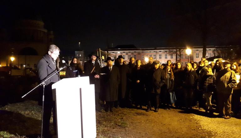 Oberbürgermeister Mike Schubert spricht im Gedenken an die Pogromnacht vor 81 Jahren. Foto: Landeshauptstadt Potsdam, Christine Homann