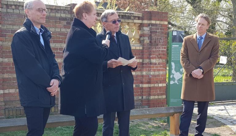 Dr. Robert Grünbaum, Dr. Ulrike Gutheil, Burkhard Exner und Prof. Dr. Frank Bösch bei der Eröffnung des Erinnerungspfades. Foto Landeshauptstadt Potsdam/ Birgit Seemann Dr. Robert Grünbaum, Dr. Ulrike Gutheil, Burkhard Exner und Prof. Dr. Frank Bösch bei der Eröffnung des Erinnerungspfades